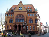 Das Foto basiert auf dem Bild "Rathaus Hünfeld 2009" aus dem zentralen Medienarchiv Wikimedia Commons und ist unter der Creative Commons-Lizenz Namensnennung-Weitergabe unter gleichen Bedingungen 3.0 Unported lizenziert. Der Urheber des RudolfSimon.