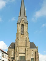 Das Foto basiert auf dem Bild "Kirche Saarwellingen" aus dem zentralen Medienarchiv Wikimedia Commons und ist lizenziert unter der GNU-Lizenz für freie Dokumentation. Der Urheber des Bildes ist Lokilech.