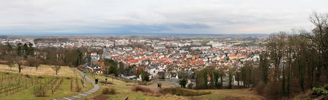 Das Foto basiert auf dem Bild "Panorama Bad Nauheim" aus dem zentralen Medienarchiv Wikimedia Commons. Diese Datei ist unter der Creative Commons-Lizenz Namensnennung-Weitergabe unter gleichen Bedingungen 3.0 Unported lizenziert. Der Urheber des Bildes ist Tadam.