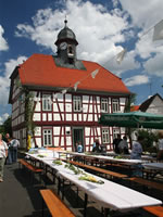 Das Foto basiert auf dem Bild "Das 1999 sanierte ehemalige Rathaus Himbach"aus der freien Enzyklopädie Wikipedia. Der Urheberrechtsinhaber dieser Datei hat ein unbeschränktes Nutzungsrecht ohne jegliche Bedingungen für jedermann eingeräumt. Der Urheber des Bildes ist RealProperty.