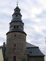 Das Foto basiert auf dem Bild "Kirchturm, früher Wehrturm" aus dem zentralen Medienarchiv Wikimedia Commons. Diese Bilddatei wurde von mir, ihrem Urheber, zur uneingeschränkten Nutzung freigegeben. Das Bild ist damit gemeinfrei („public domain“). Dies gilt weltweit. Der Urheber des Bildes ist Nils E.